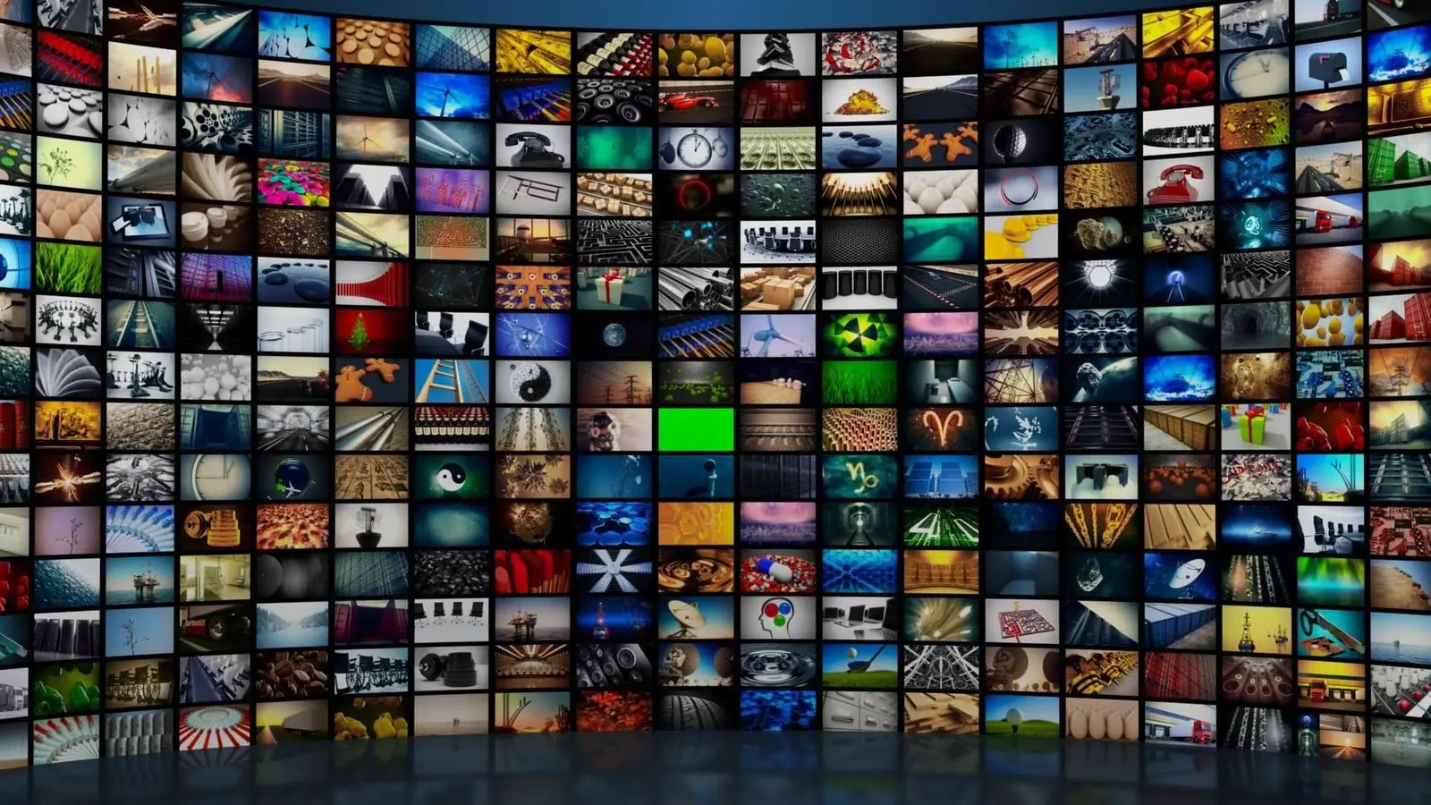 Mur vidéo incurvé illustrant l’étendue des chaînes en direct diffusées par TVStrong